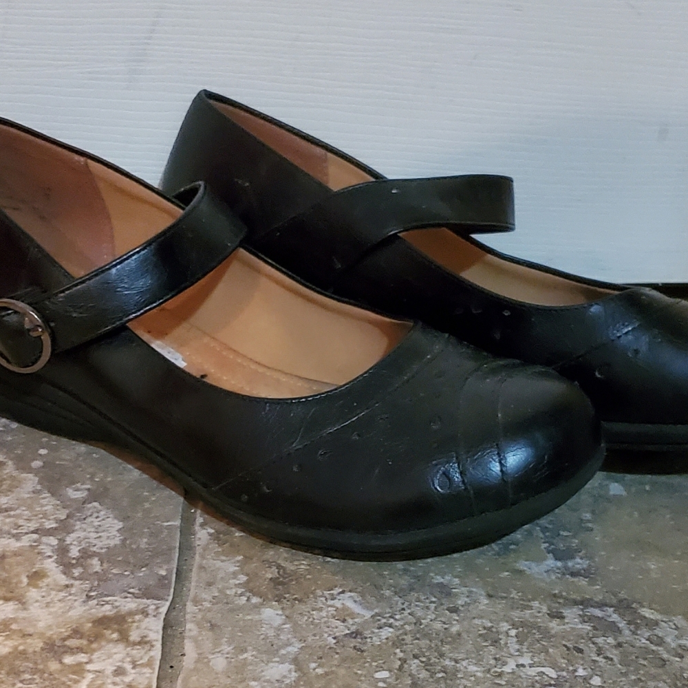 Flats - Picture 2 of 4